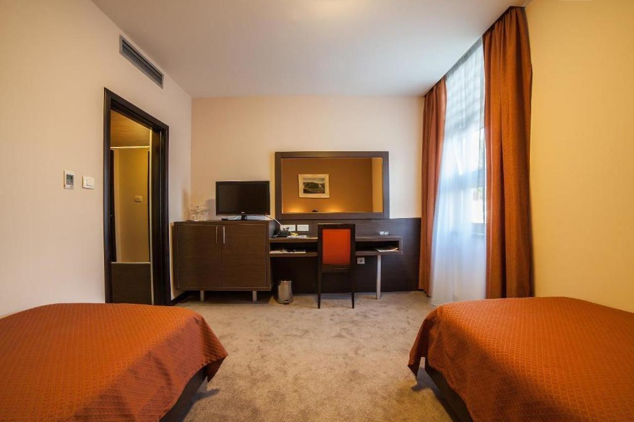 Hotel Terminus Podgorica Exterior foto