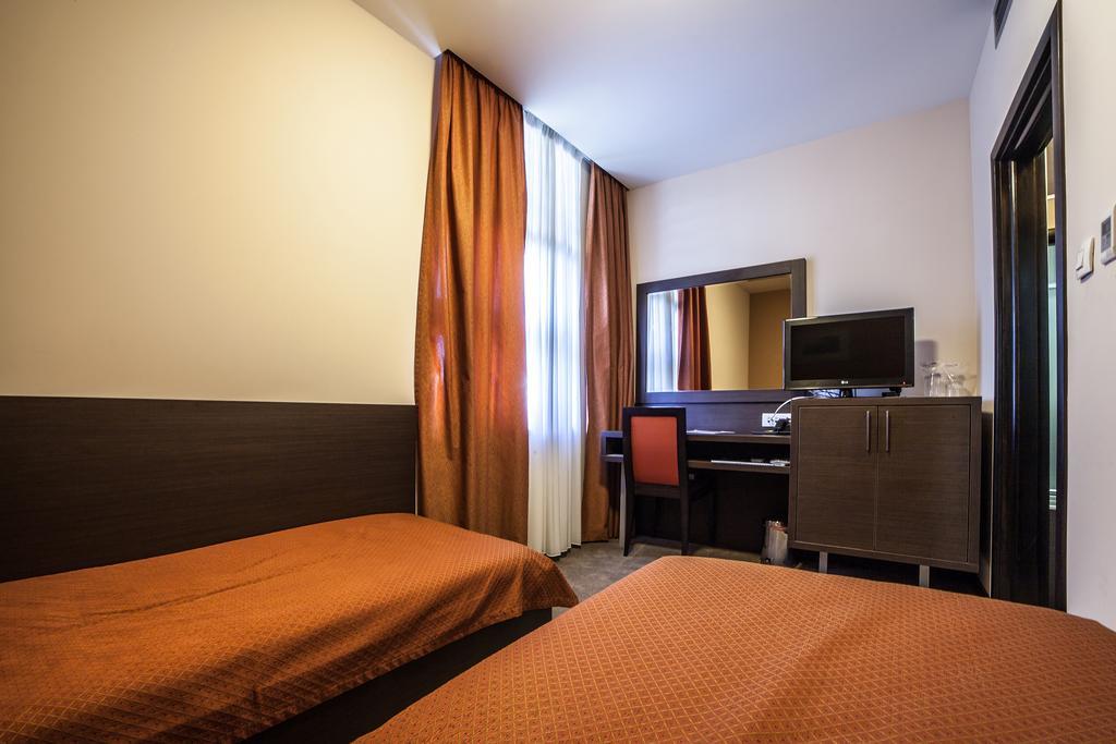 Hotel Terminus Podgorica Zimmer foto
